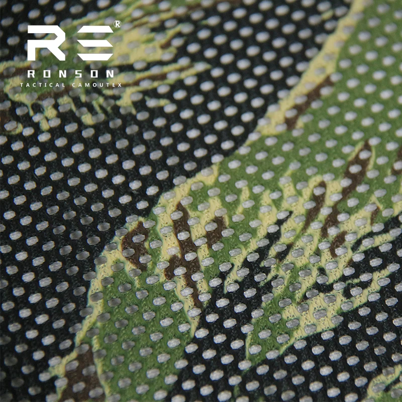 Detalle del estampado de tigre en tejido camuflaje