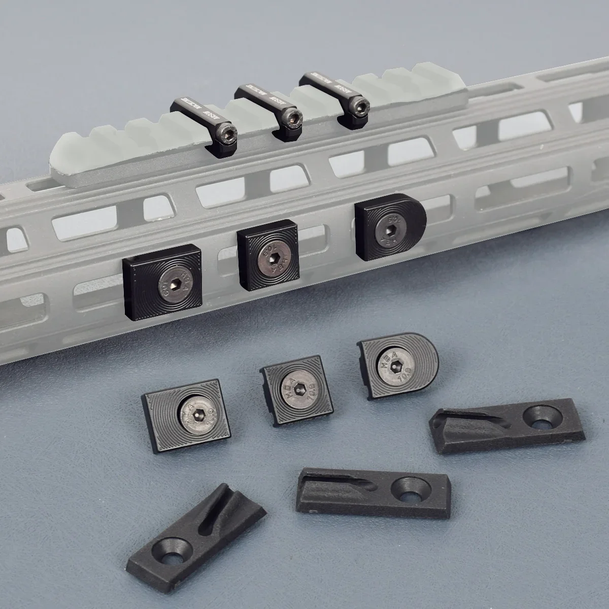 Detalle del clip de cable M-LOK montado sobre riel