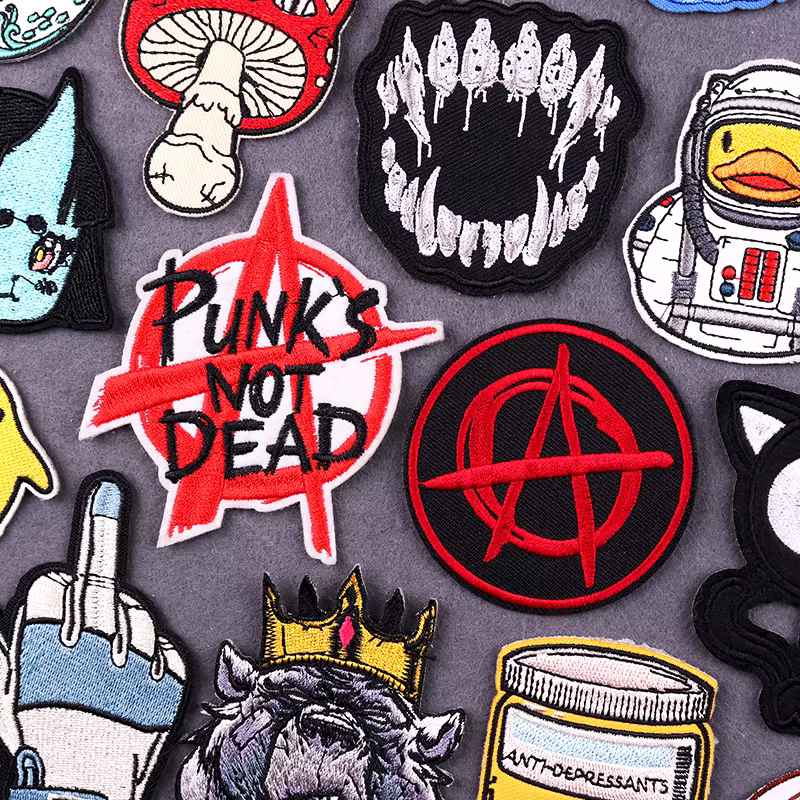 Colección de parches bordados con diseños punk y animales