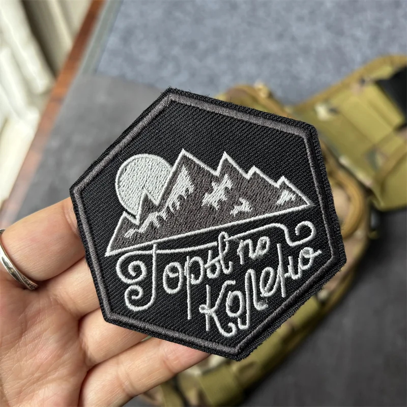 Parche bordado táctico montañas con velcro para mochilas y ropa - imagen 2