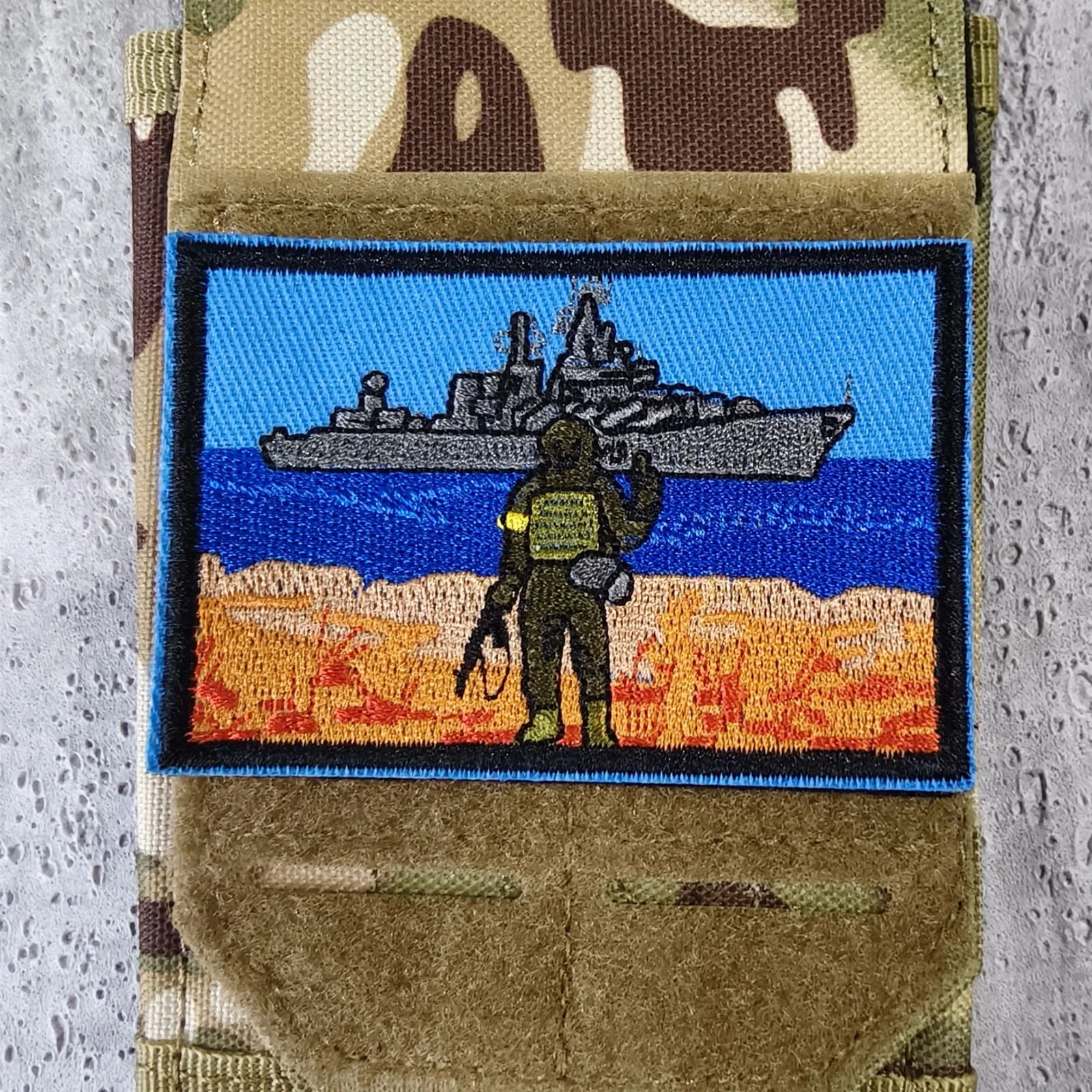 Parche táctico bordado de soldado y crucero con cierre de velcro - imagen 3