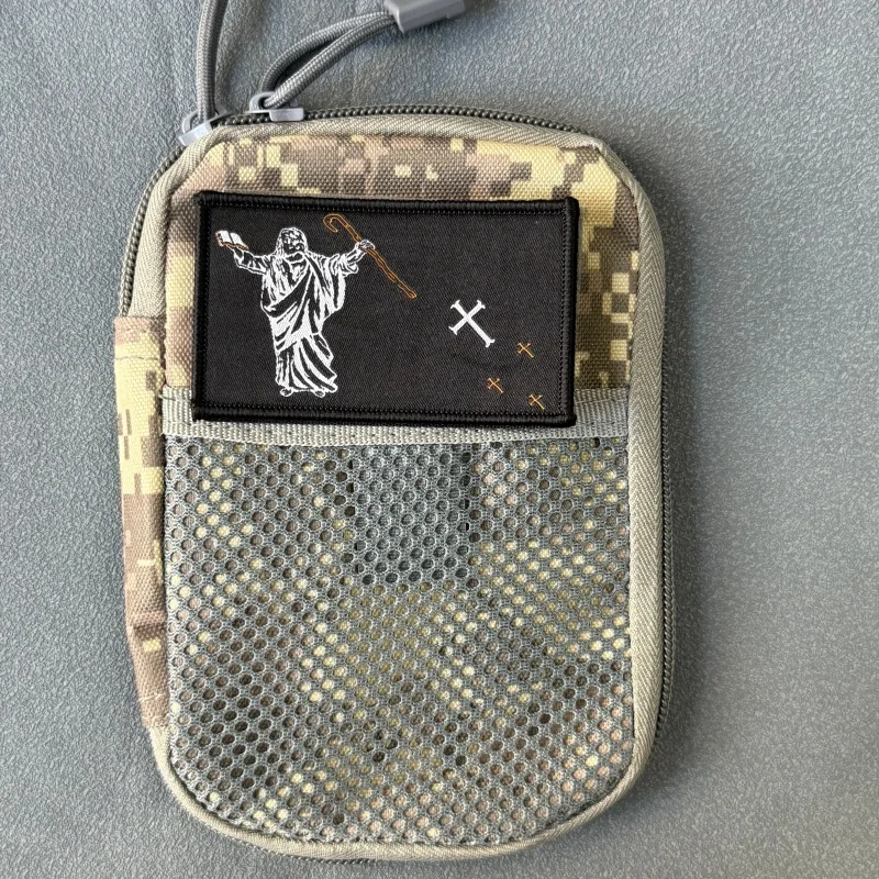 Parche colocado en una mochila táctica
