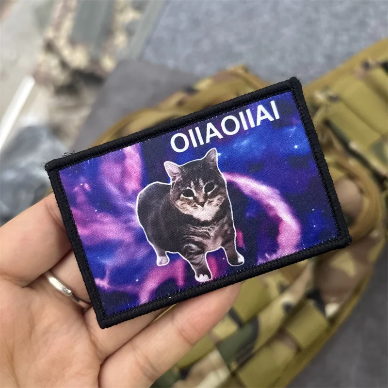 Parche táctico OIIAI con diseño de gato sobre fondo táctico