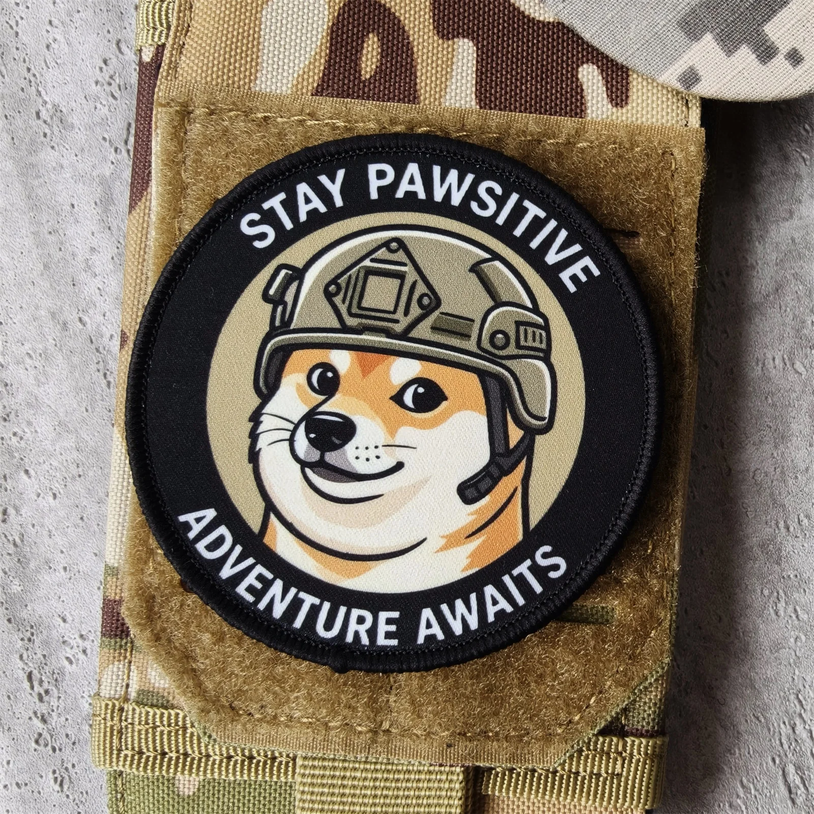 Parche táctico Shiba Inu Stay Pawsitive – Moral militar gancho y bucle para casco - imagen 2