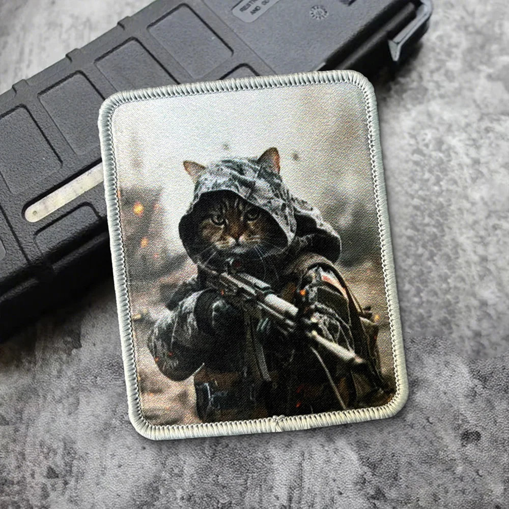 Detalle de parche táctico con diseño de gato