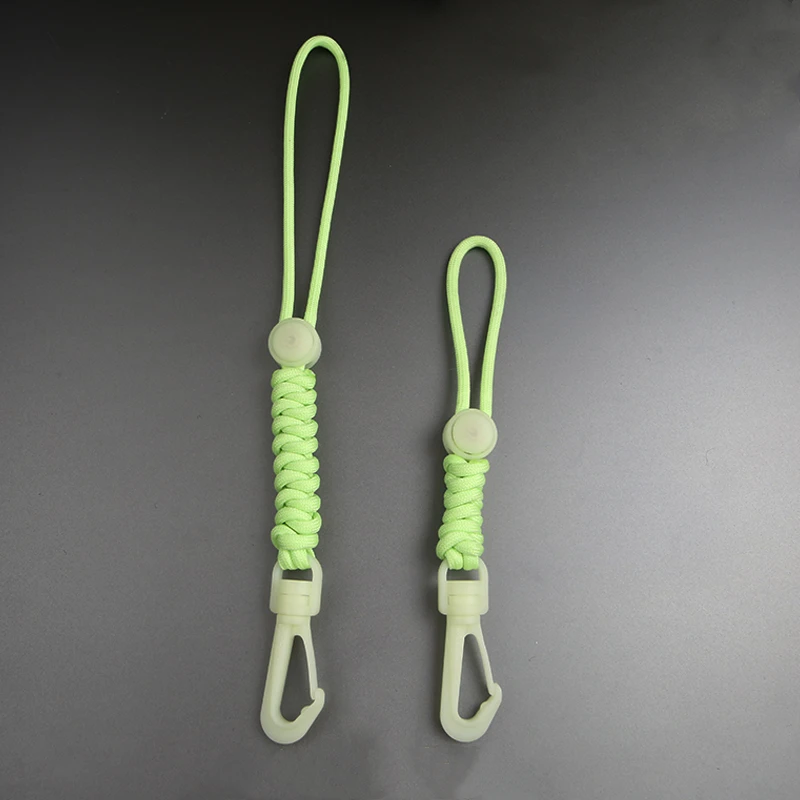 Llavero paracord con hebilla triangular luminosa – Accesorio outdoor - imagen 3