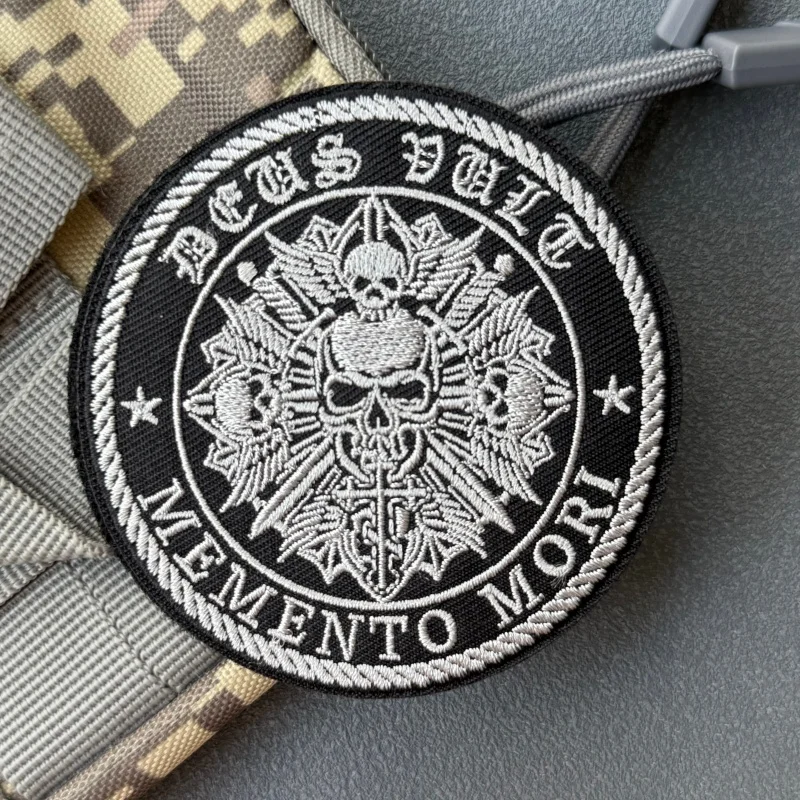 Parche táctico bordado calavera y espada Memento Mori con Velcro - imagen 3