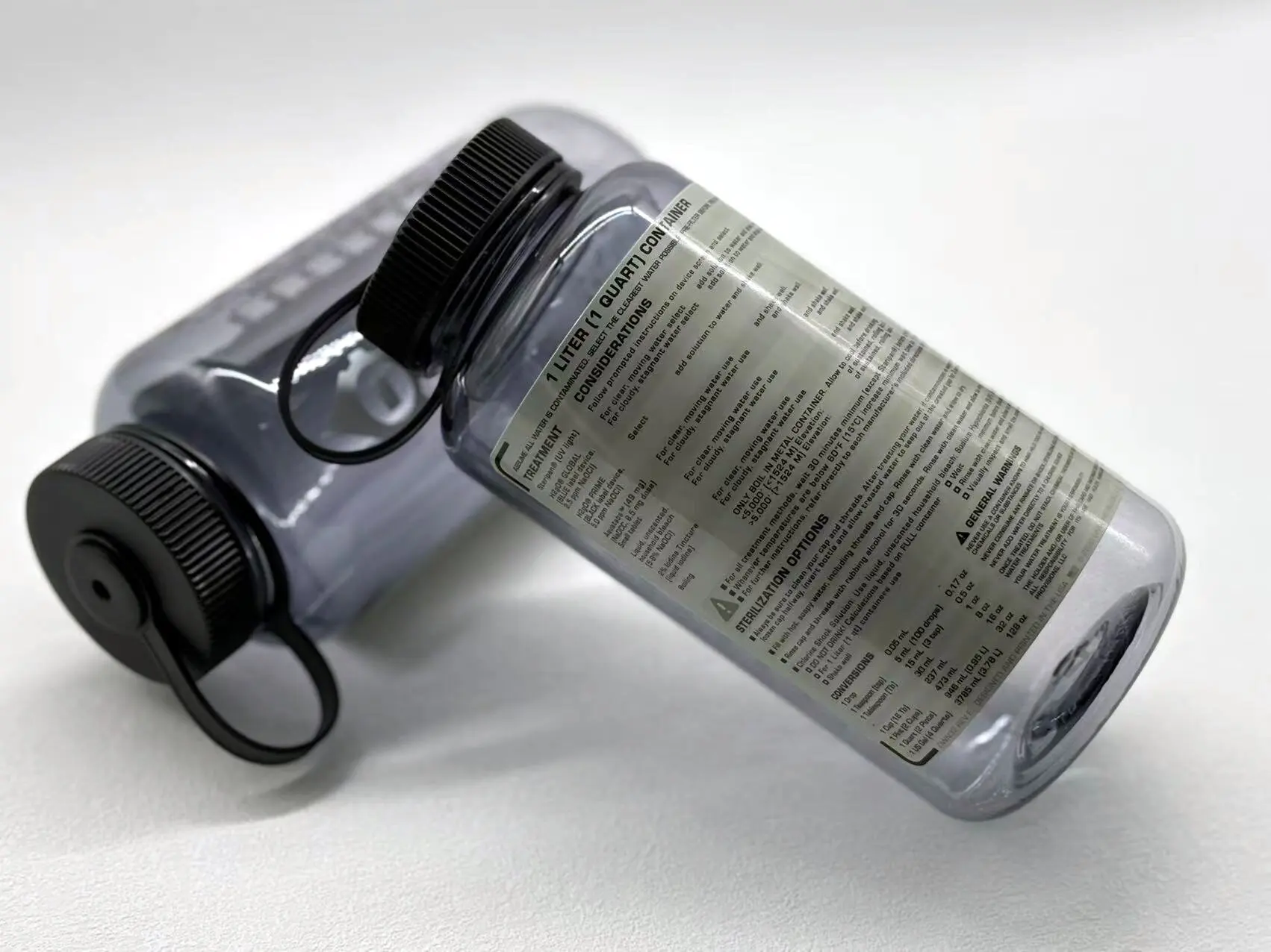 Botella deportiva con nivel de agua visible
