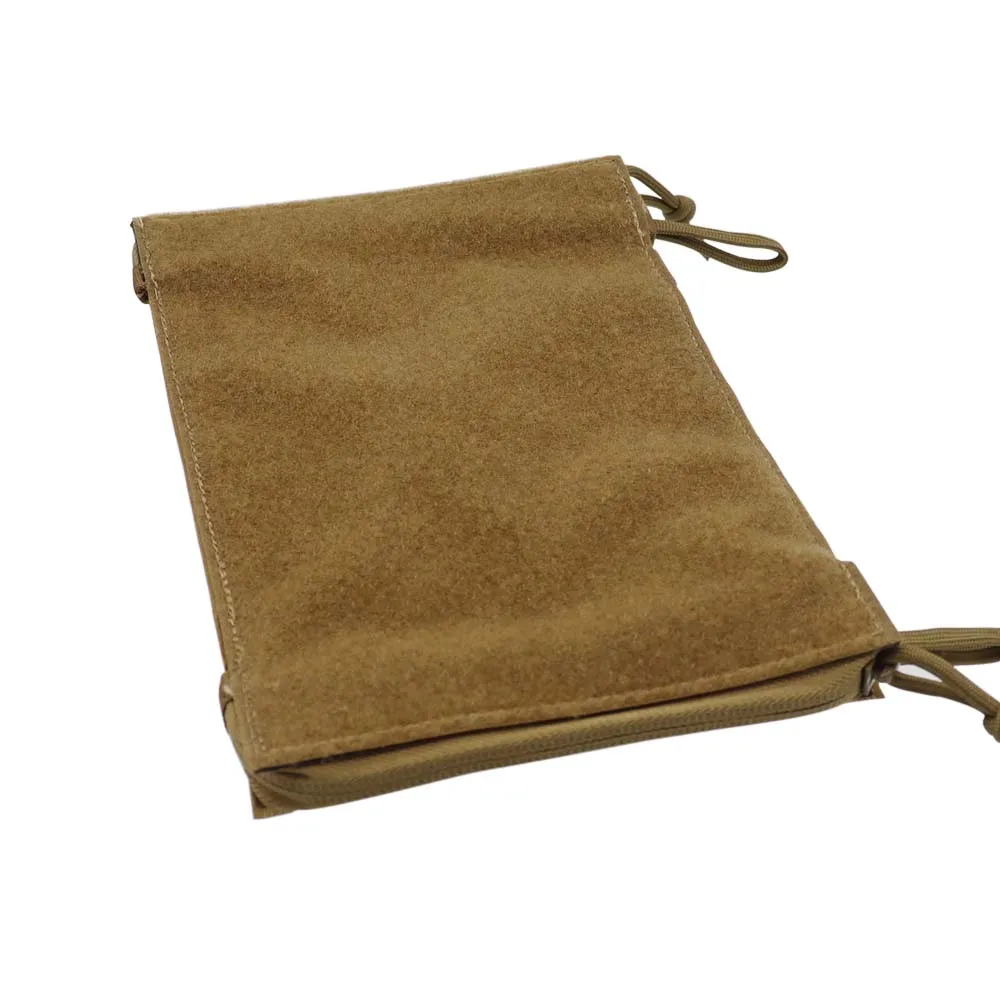 Bolsa organizadora táctica VULPO montada en un chaleco con cremallera de doble apertura