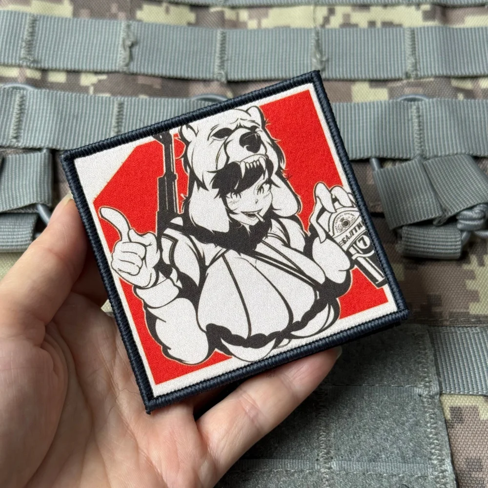 Parche táctico estampado chica y oso con velcro para ropa y mochila - imagen 4