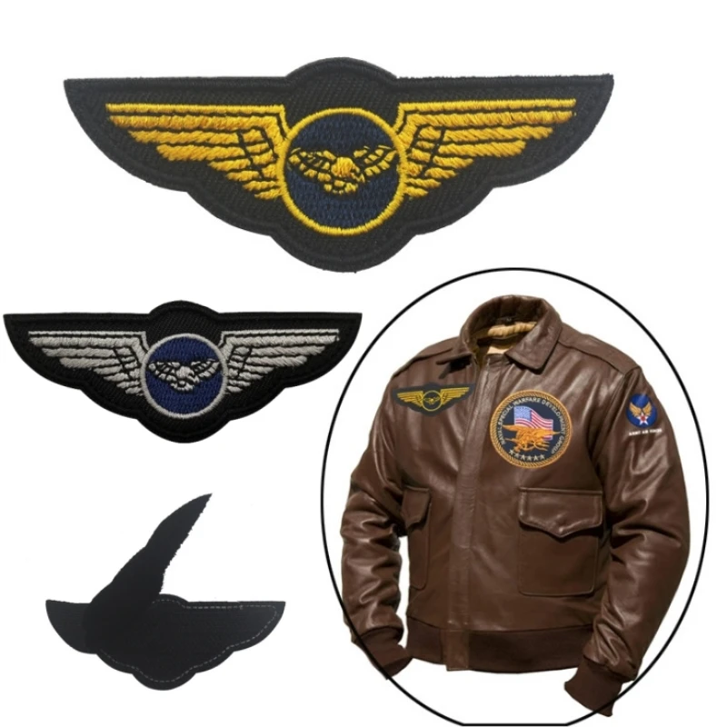 Insignia de piloto de aviación bordada sobre fondo verde