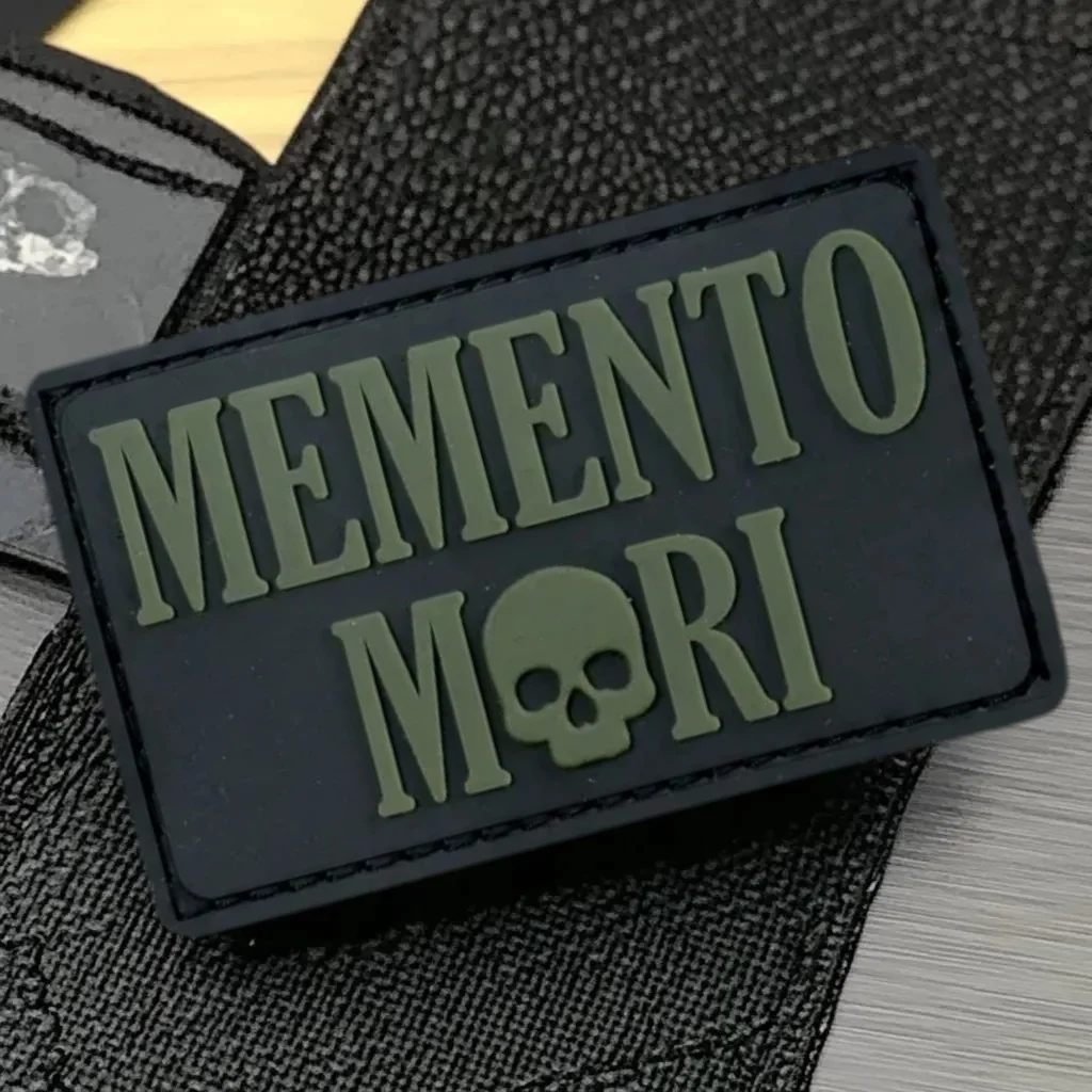 Memento Mori parche táctico luminoso PVC 3D con velcro para mochila - imagen 4