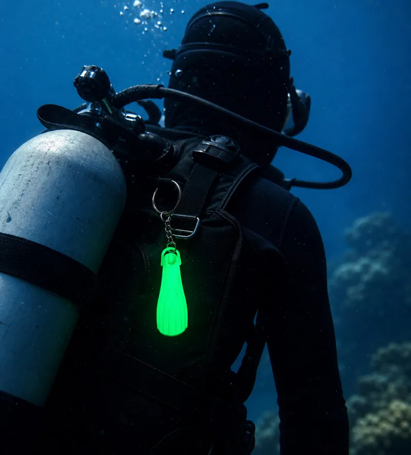 Llavero buceo luminoso con forma de aletas para mochila