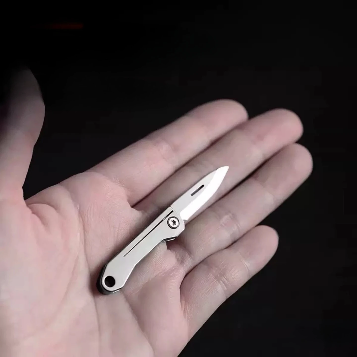 Navaja EDC compacta de titanio con llavero multiusos - imagen 3
