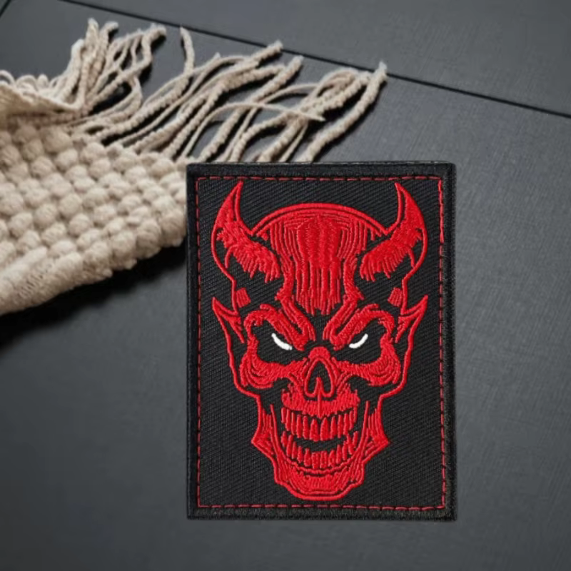 Parche bordado calavera demonio rojo – Táctico velcro MOLLE - imagen 2