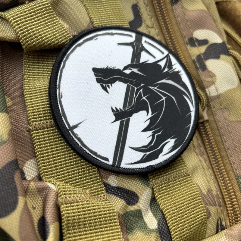 Parche MOLLE lobo con velcro para identificación militar - imagen 3