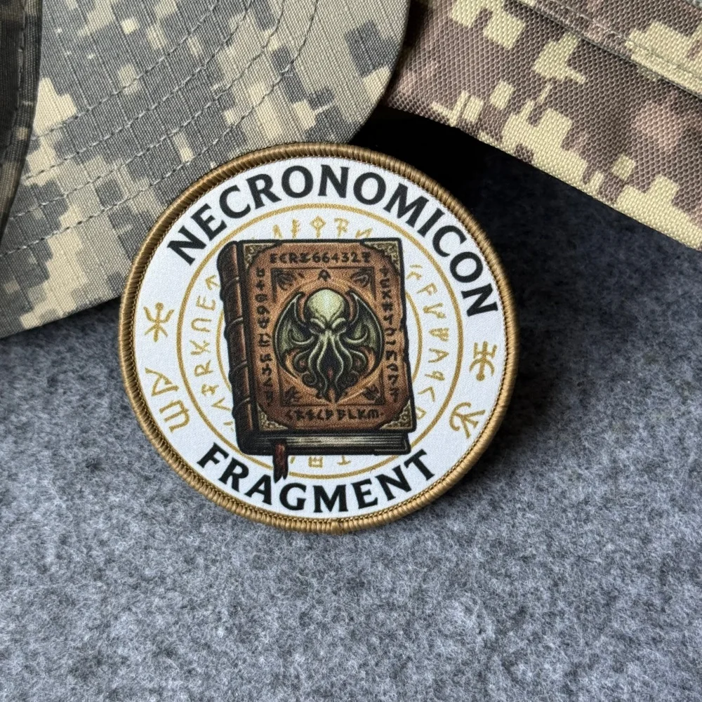 Parche táctico necronomicón fragmento pulpo – insignia para brazalete