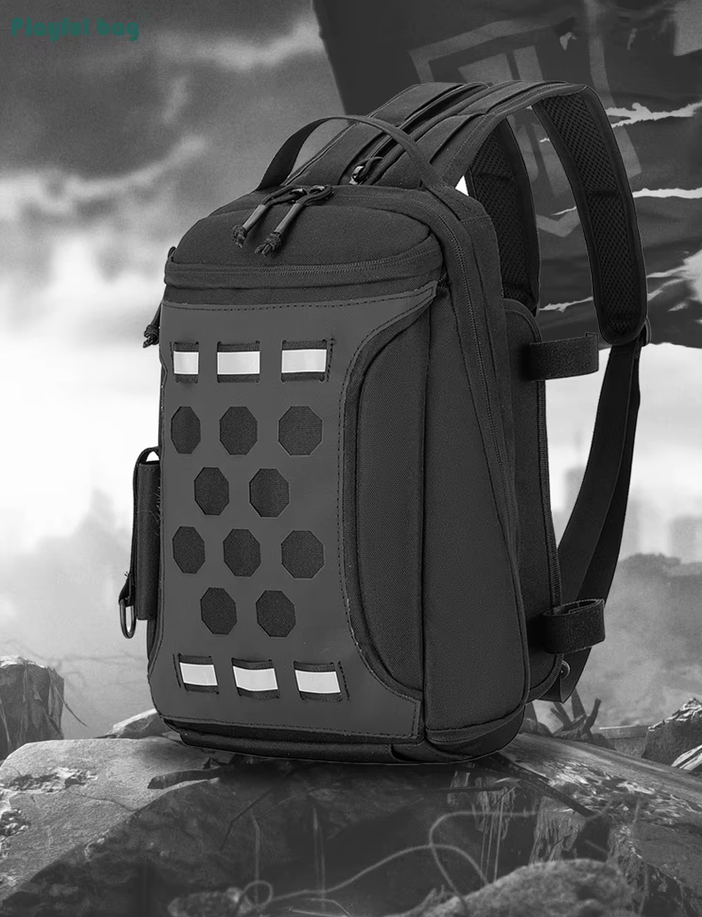 Vista frontal de la bolsa táctica en camuflaje AVA336 mostrando sus compartimentos y correas ajustables