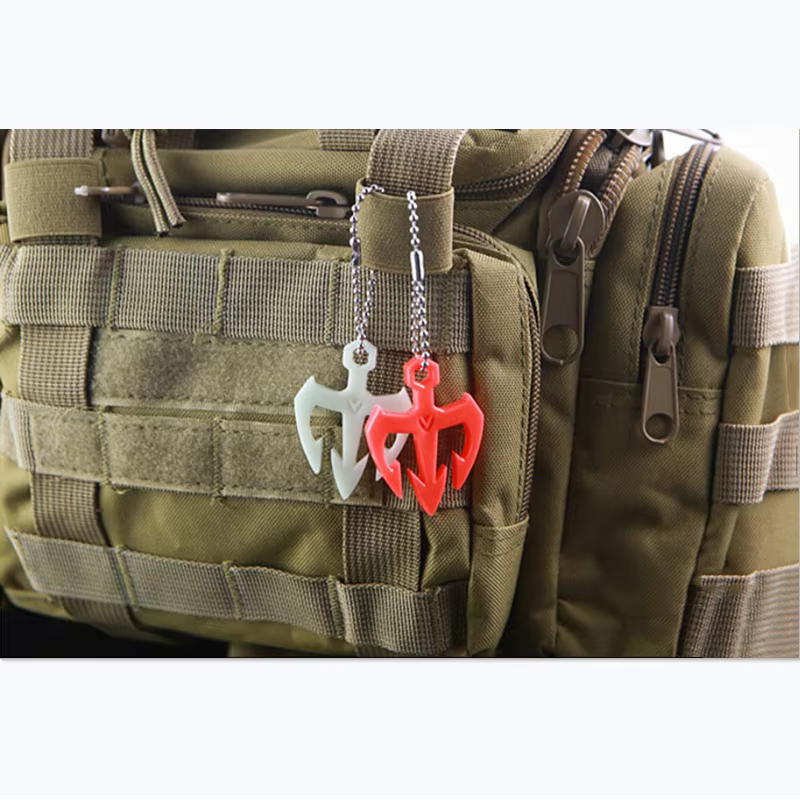 Colgante fluorescente tridente Aquaman resina verde para mochila - imagen 5
