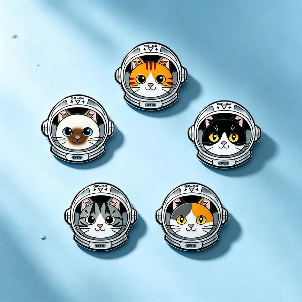 Pin con gato astronauta en fondo claro