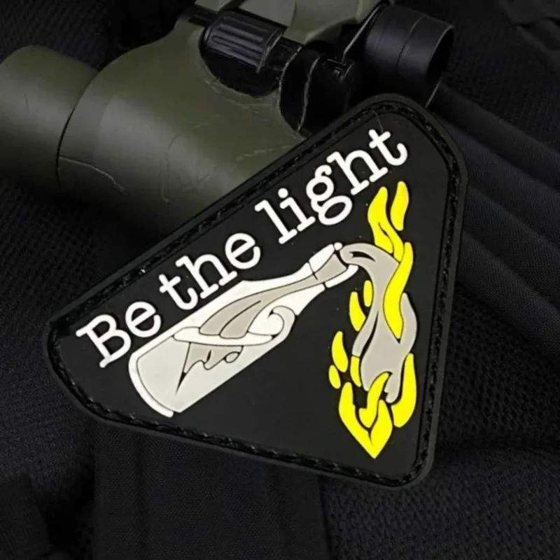 Parche táctico PVC relieve Be The Light con velcro para mochila - imagen 4