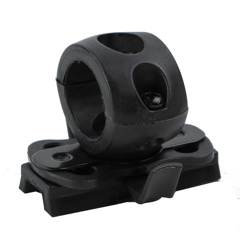 Soporte BOOIU para linterna táctica instalado en un casco