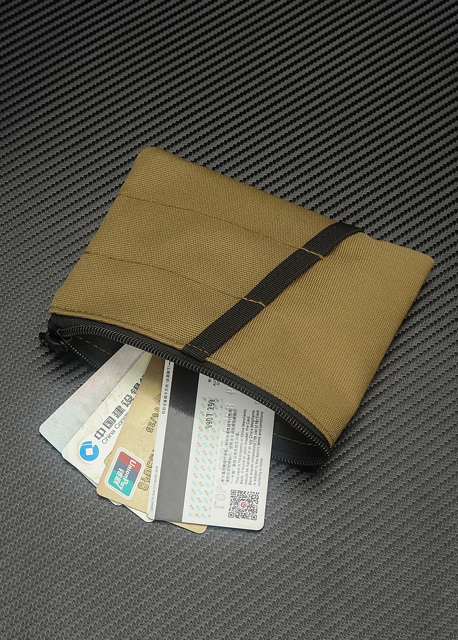 Detalle de los compartimentos interiores de la bolsa