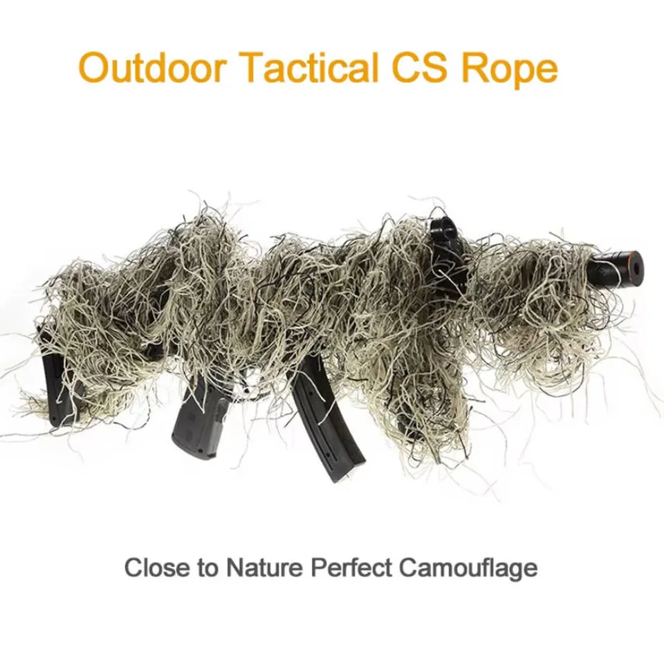 Cazador usando el traje Ghillie en posición de tiro