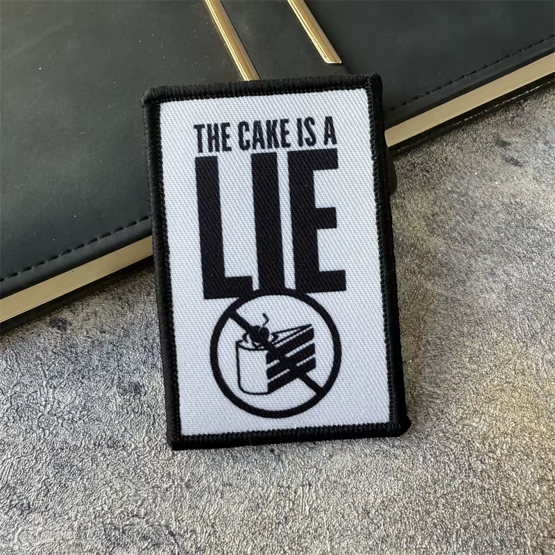 Parche Morale Portal The Cake Is A Lie – Brazalete velcro táctico - imagen 4