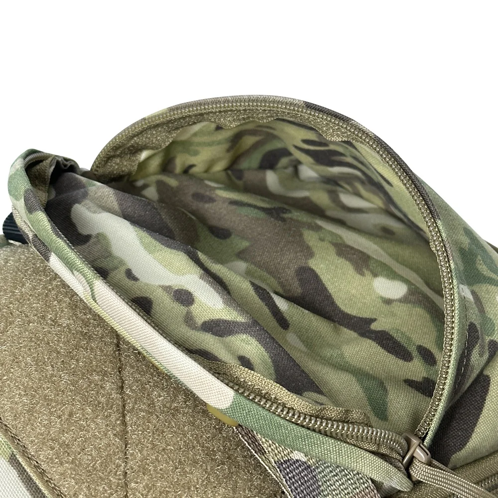 Detalle de las correas MOLLE y hebillas