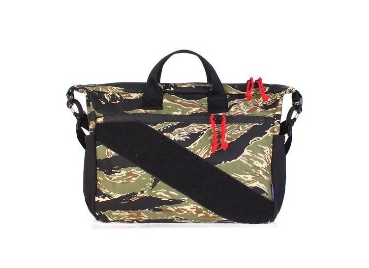 Detalle del tejido impermeable de nailon y cierre