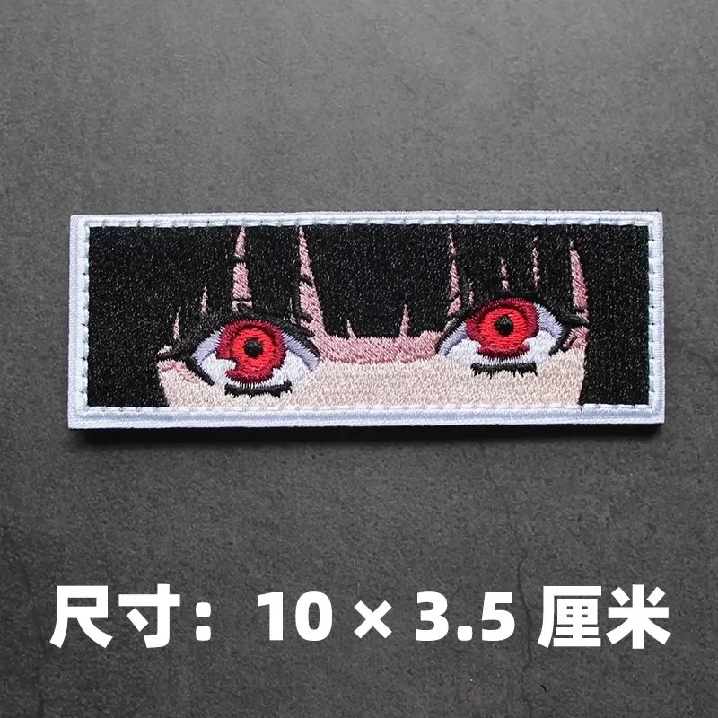 Parche de ojos anime sobre fondo negro mostrando detalle del bordado