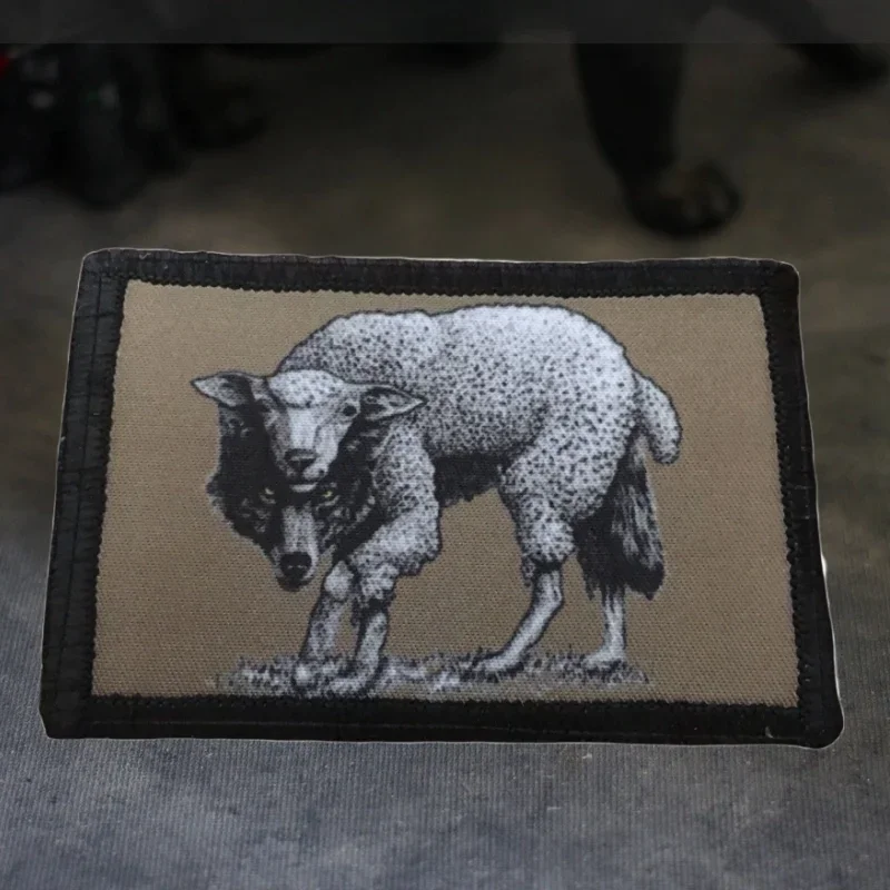 Parche táctico lobo en ropa de oveja – Brazalete bordado militar - imagen 2