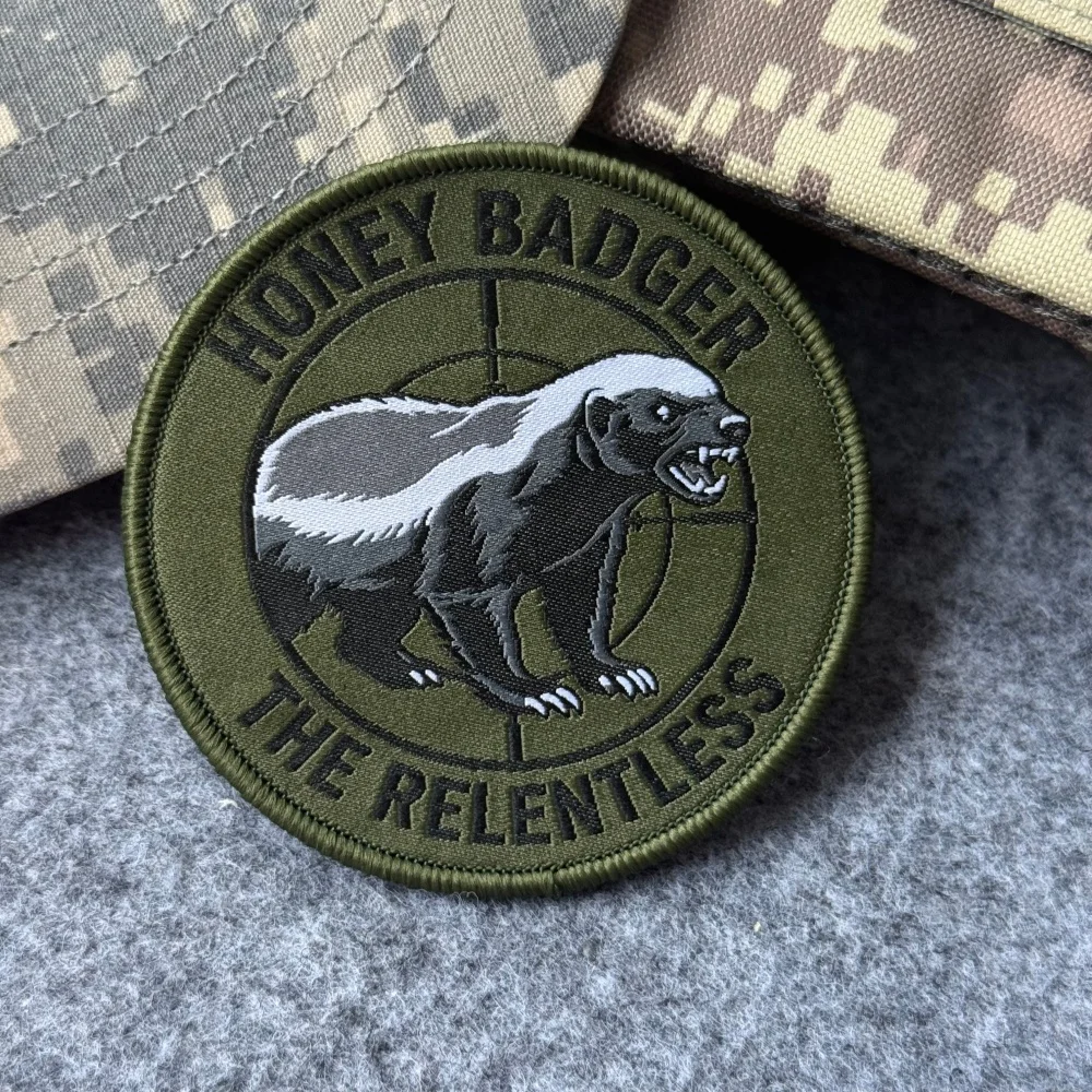 Parche táctico bordado Honey Badger con gancho y bucle - imagen 2
