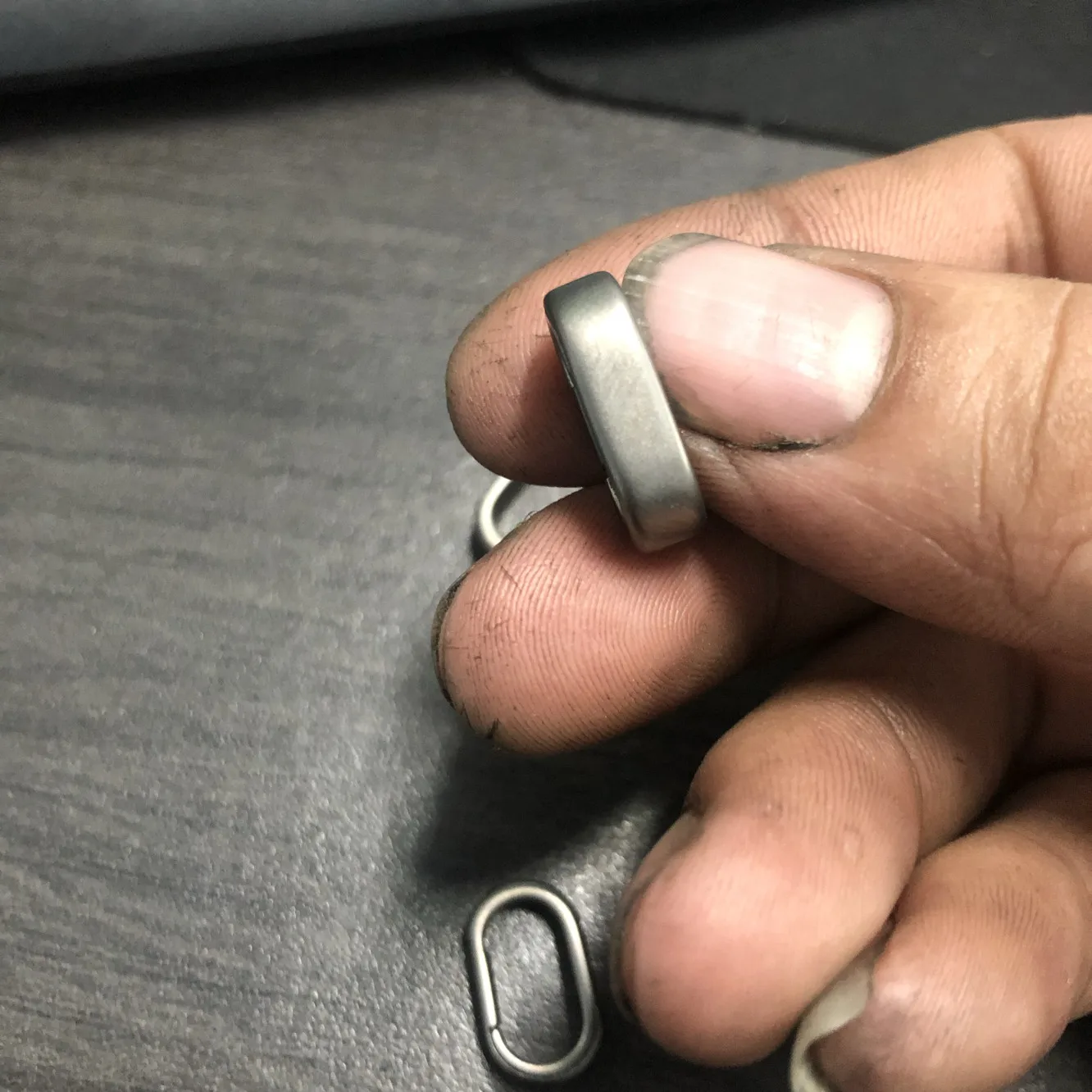 Llavero táctico anilla de titanio para colgar llaves y accesorios - imagen 5