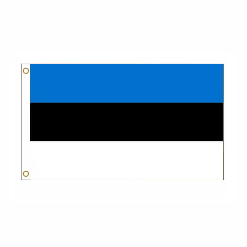 Bandera de Estonia desplegada en exterior mostrando los colores azul, negro y blanco