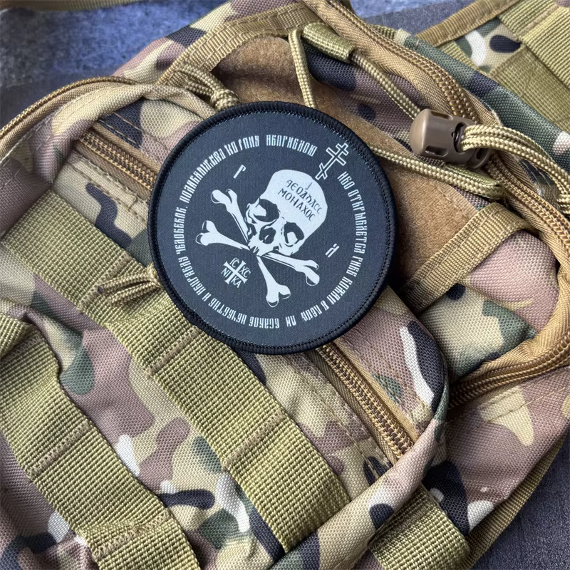 Detalle de la insignia con gancho y bucle