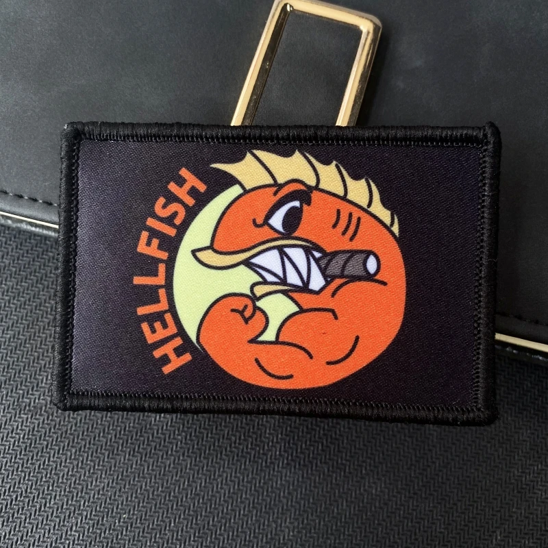 Parche Hellfish en tono claro sobre fondo oscuro