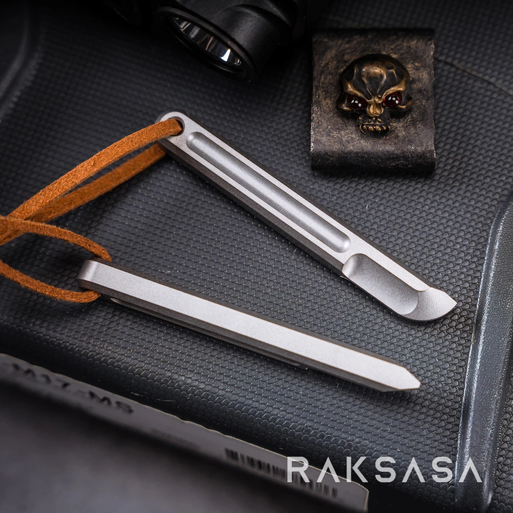 Detalle del diseño y la cuchilla del cuchillo táctico