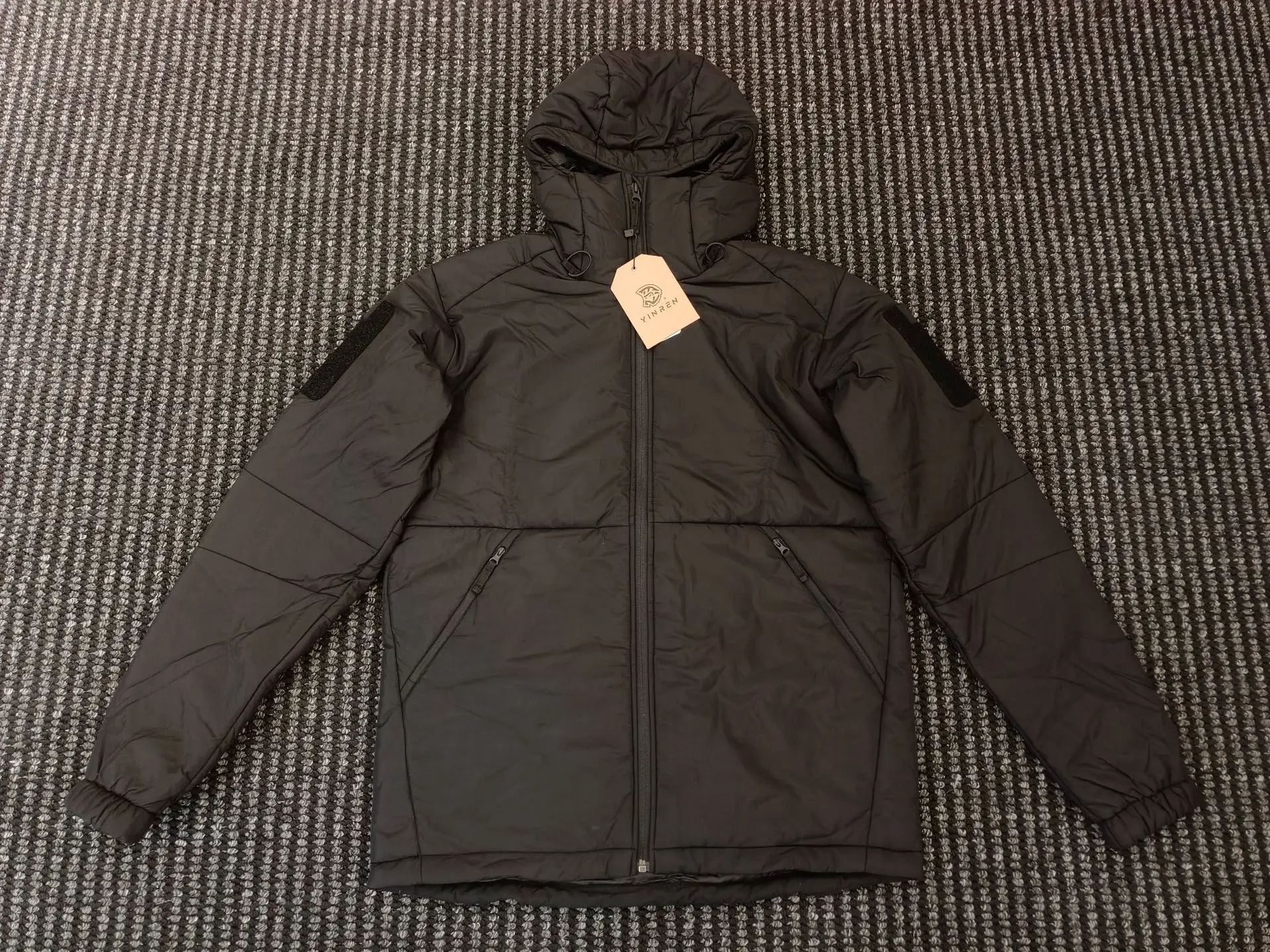 Chaqueta táctica en entorno exterior