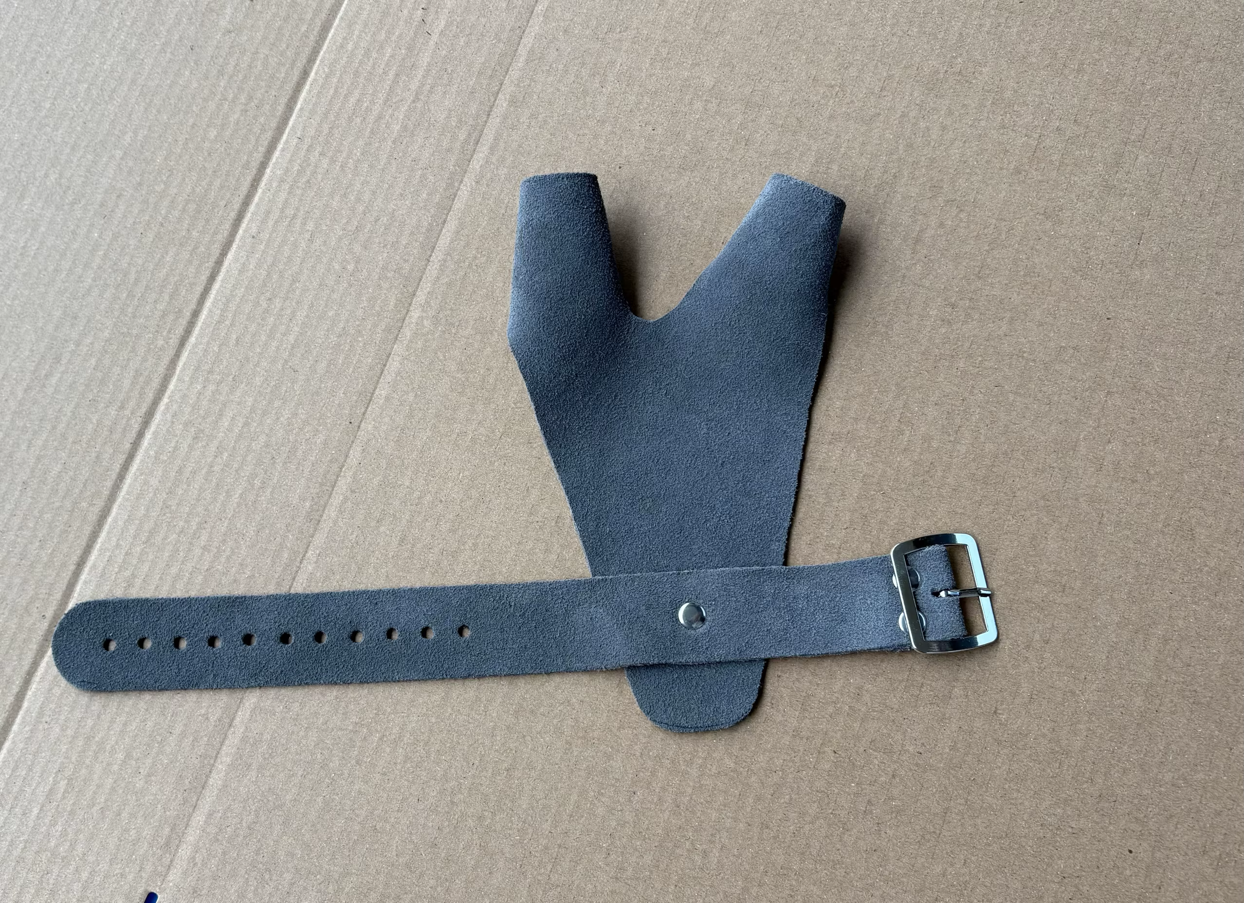 Detalle del ajuste y la articulación del pulgar