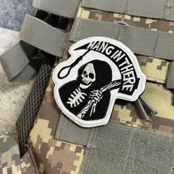 Parche táctico moral bordado Mano de Muerte Hang in There velcro