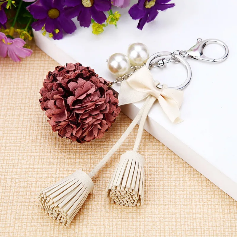 Llavero pompón sintético con perlas y lazo – Colgante para bolso o coche - imagen 2