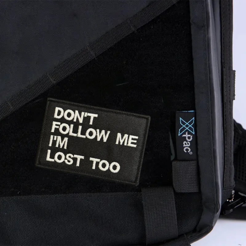 Detalle del bordado y sistema de velcro trasero
