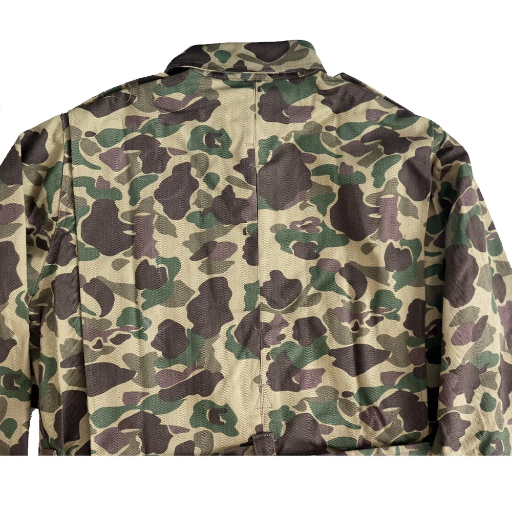 Detalle del tejido y acabados del uniforme