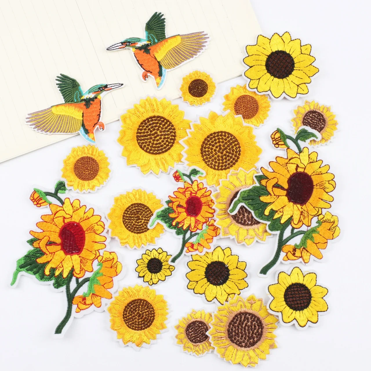 Aplique bordado girasol dorado y colibrí