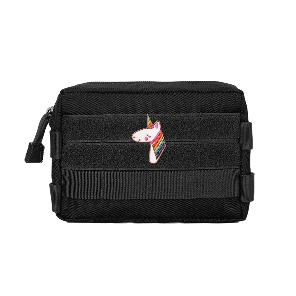 Detalle del bordado del unicornio mostrando brillo del hilo