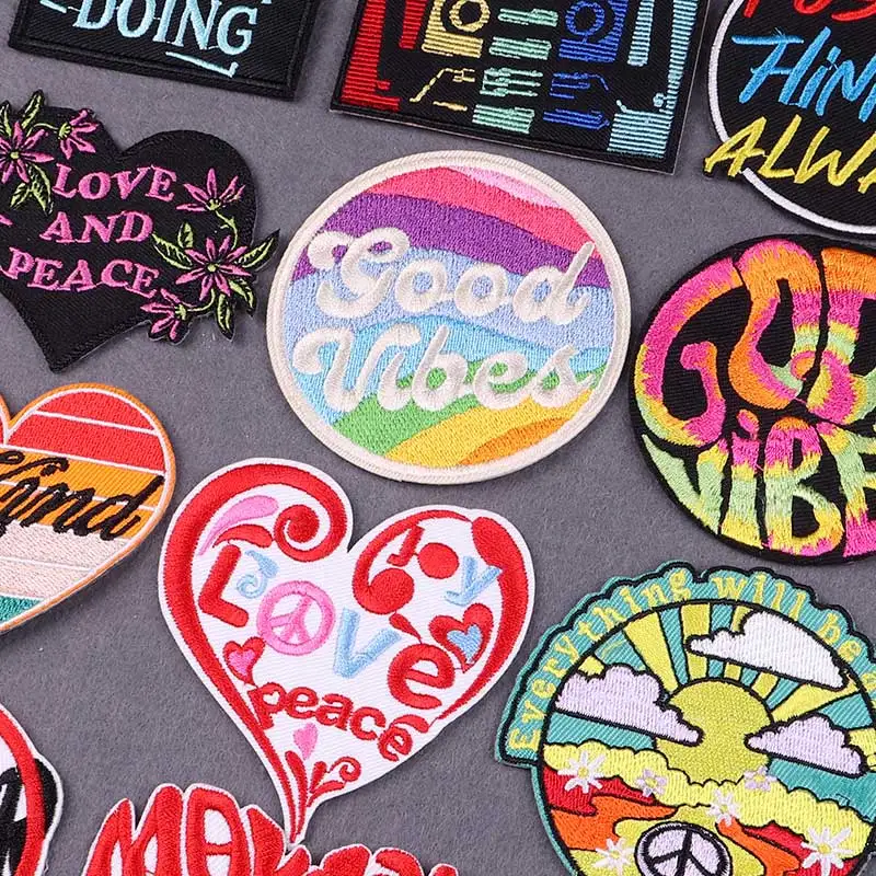Parche moral bordado amor y paz – Velcro para mochila táctica - imagen 5