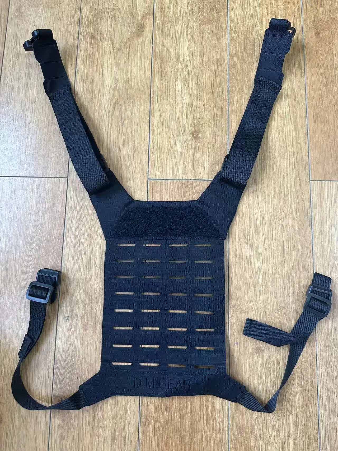 Placa trasera con sistema MOLLE y acabado de corte