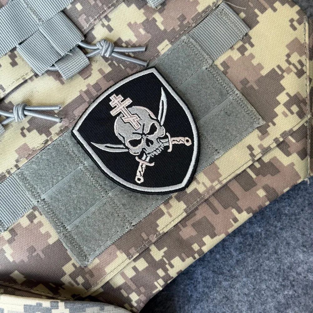 Parche táctico bordado gancho y bucle calavera ortodoxa con espadas